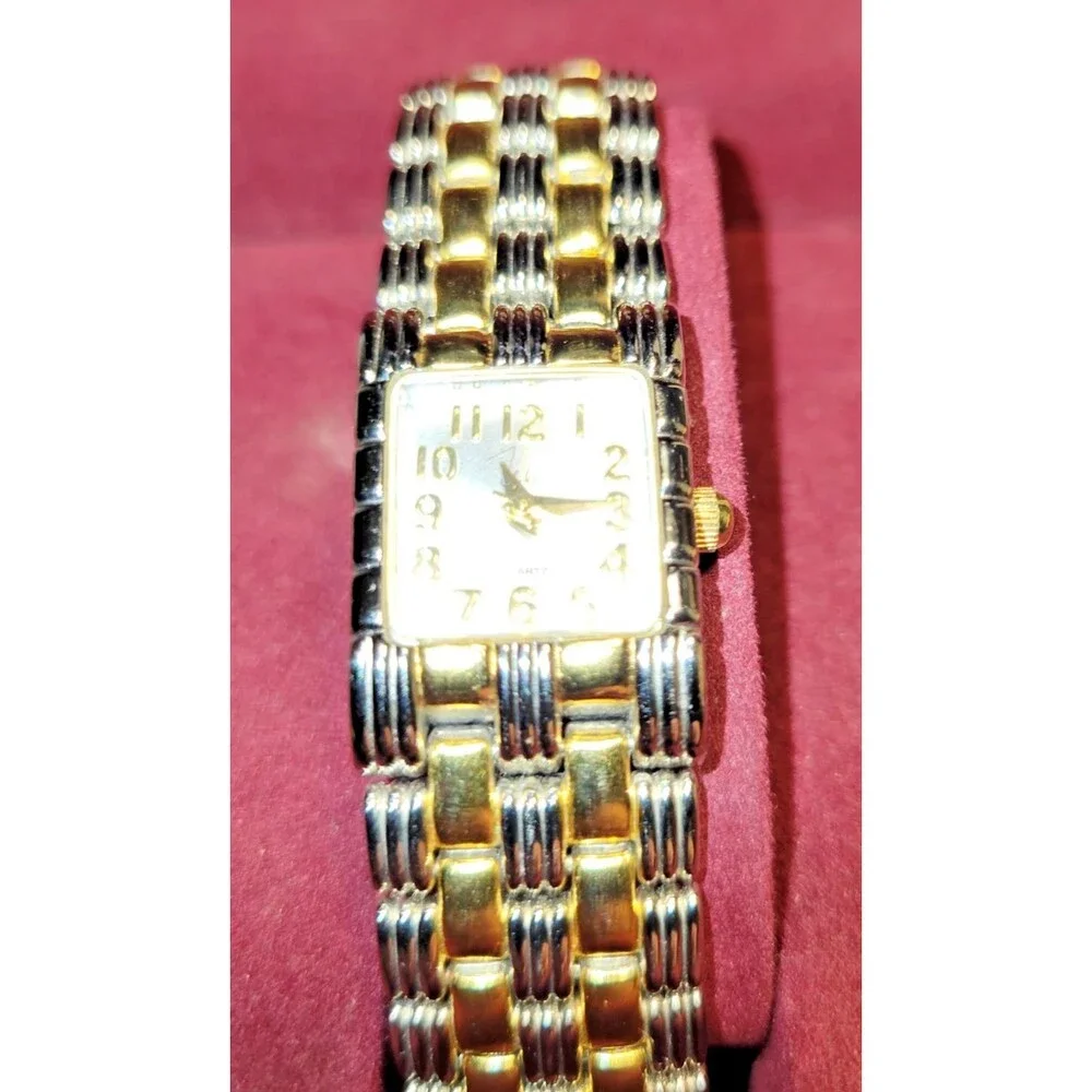 New John Weitz Womens Dress Watch - Never Worn - Gold Tone - New Battery